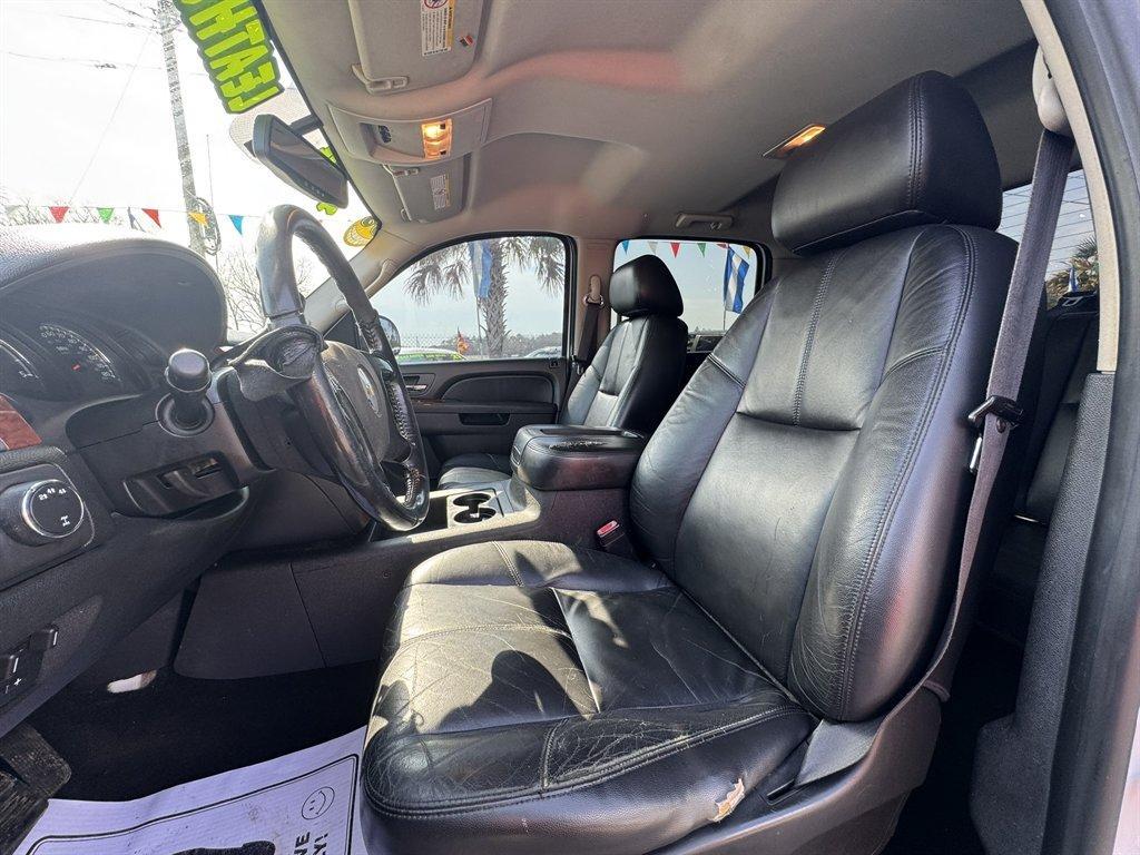 2011 White /Black Chevrolet Silverado 2500 (1GC1KYC85BF) with an 6.6l V8 DI DSL T/C 6.6l engine, Automatic transmission, located at 745 East Steele Rd., West Columbia, SC, 29170, (803) 755-9148, 33.927212, -81.148483 - Photo#16