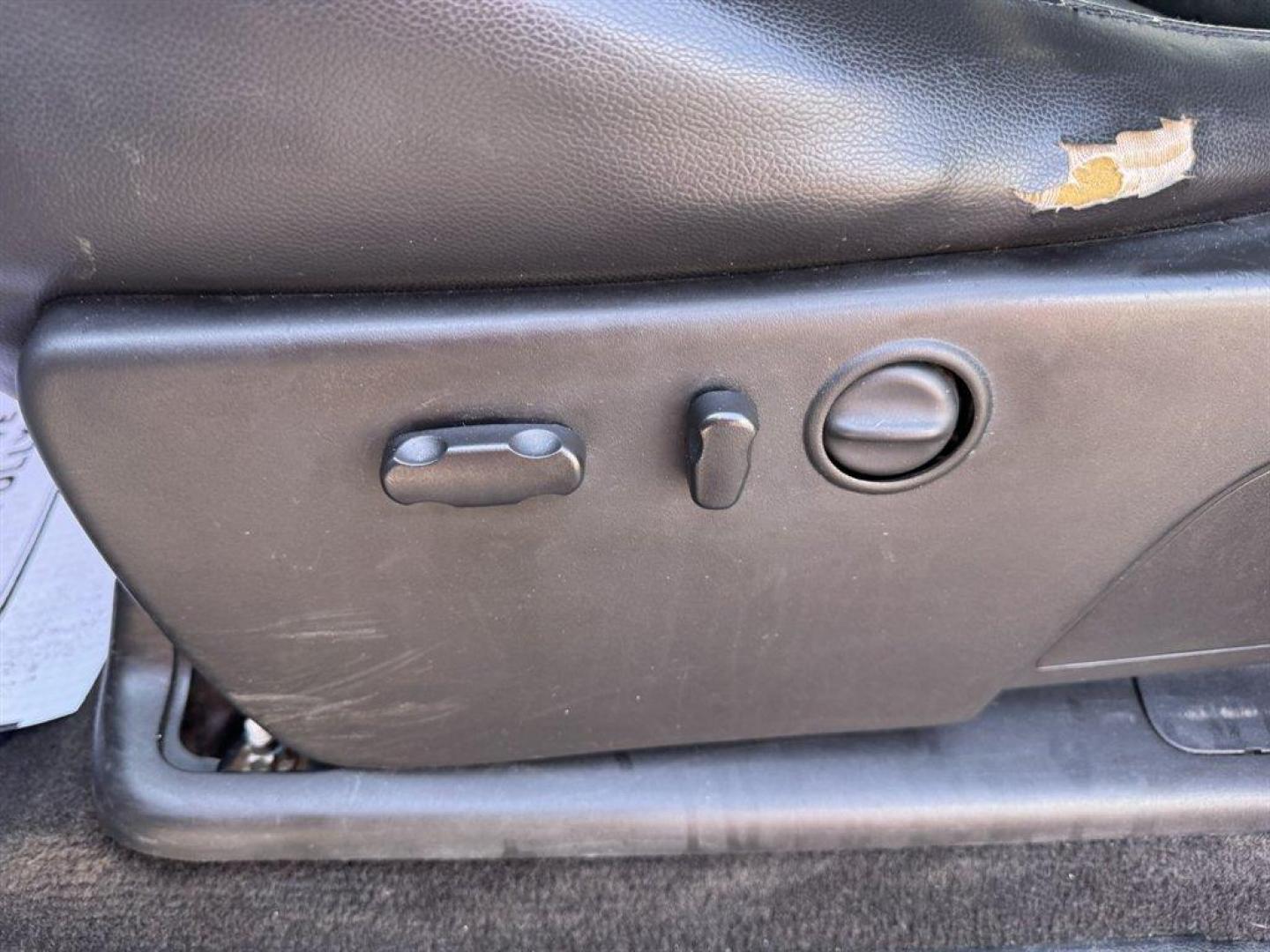 2011 White /Black Chevrolet Silverado 2500 (1GC1KYC85BF) with an 6.6l V8 DI DSL T/C 6.6l engine, Automatic transmission, located at 745 East Steele Rd., West Columbia, SC, 29170, (803) 755-9148, 33.927212, -81.148483 - Photo#17