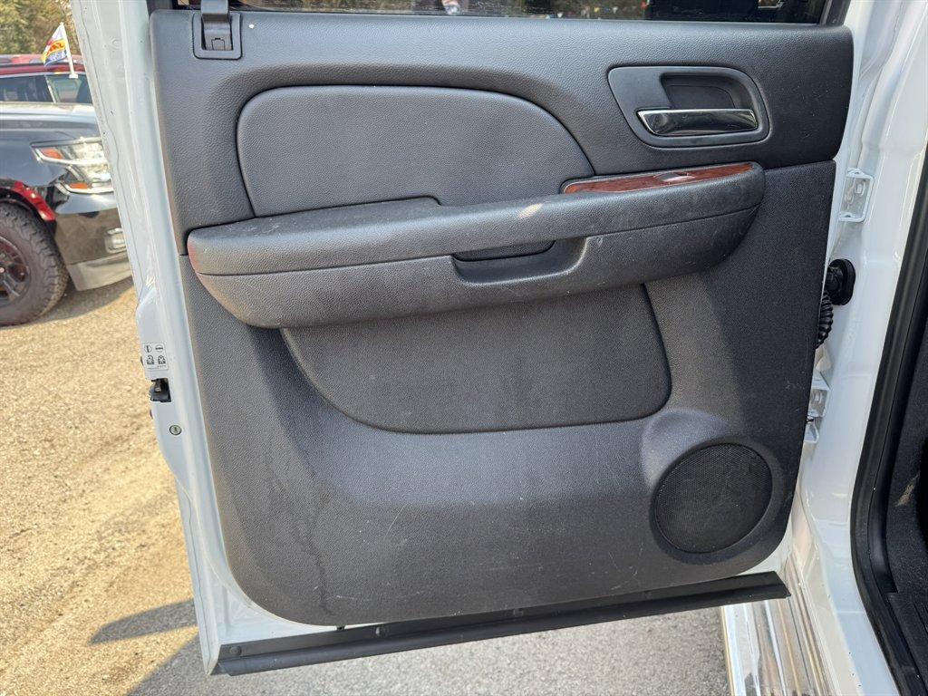 2011 White /Black Chevrolet Silverado 2500 (1GC1KYC85BF) with an 6.6l V8 DI DSL T/C 6.6l engine, Automatic transmission, located at 745 East Steele Rd., West Columbia, SC, 29170, (803) 755-9148, 33.927212, -81.148483 - Photo#18