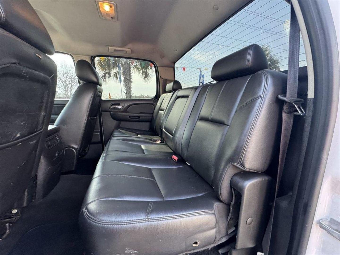 2011 White /Black Chevrolet Silverado 2500 (1GC1KYC85BF) with an 6.6l V8 DI DSL T/C 6.6l engine, Automatic transmission, located at 745 East Steele Rd., West Columbia, SC, 29170, (803) 755-9148, 33.927212, -81.148483 - Photo#19