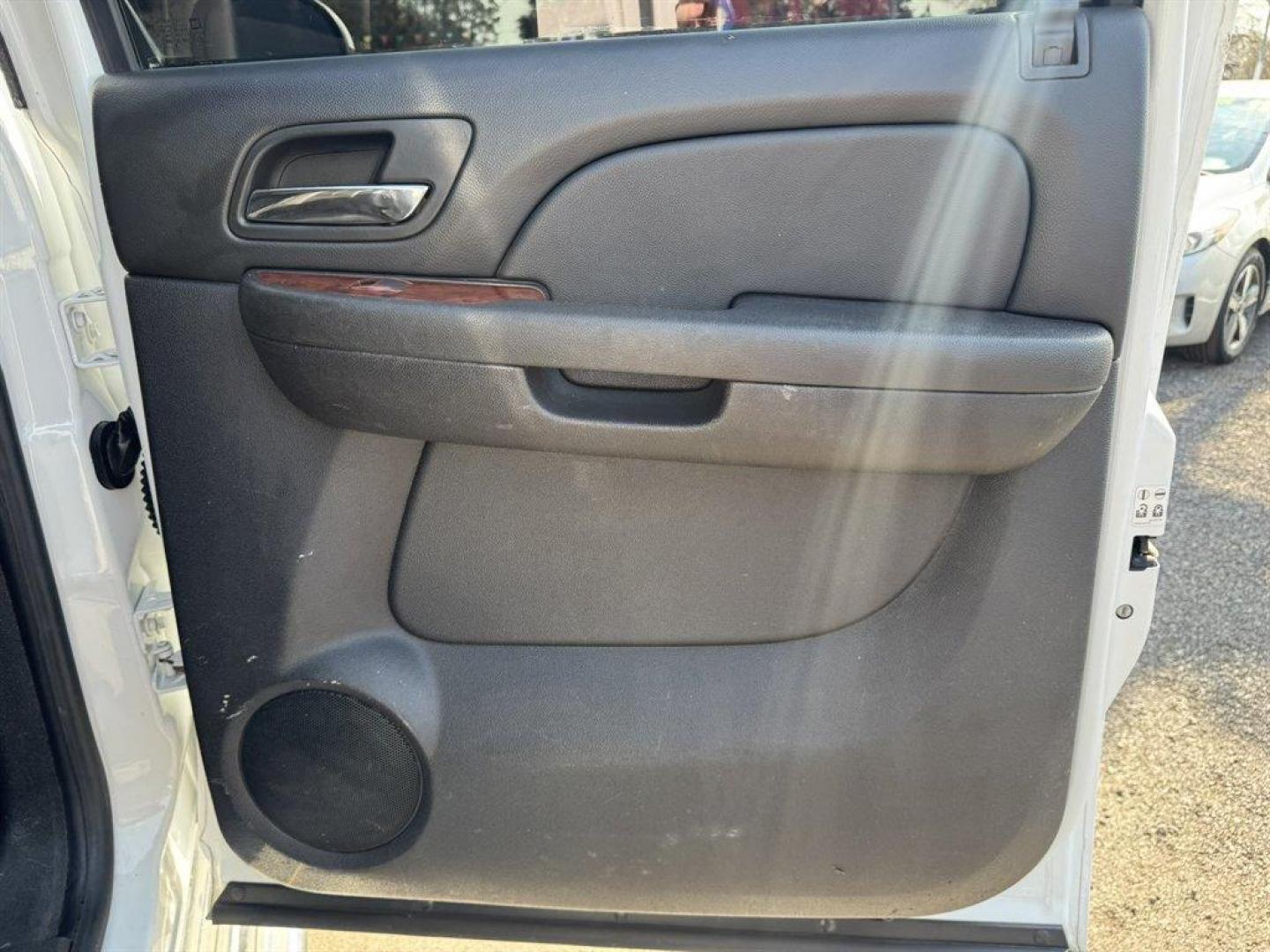 2011 White /Black Chevrolet Silverado 2500 (1GC1KYC85BF) with an 6.6l V8 DI DSL T/C 6.6l engine, Automatic transmission, located at 745 East Steele Rd., West Columbia, SC, 29170, (803) 755-9148, 33.927212, -81.148483 - Photo#20