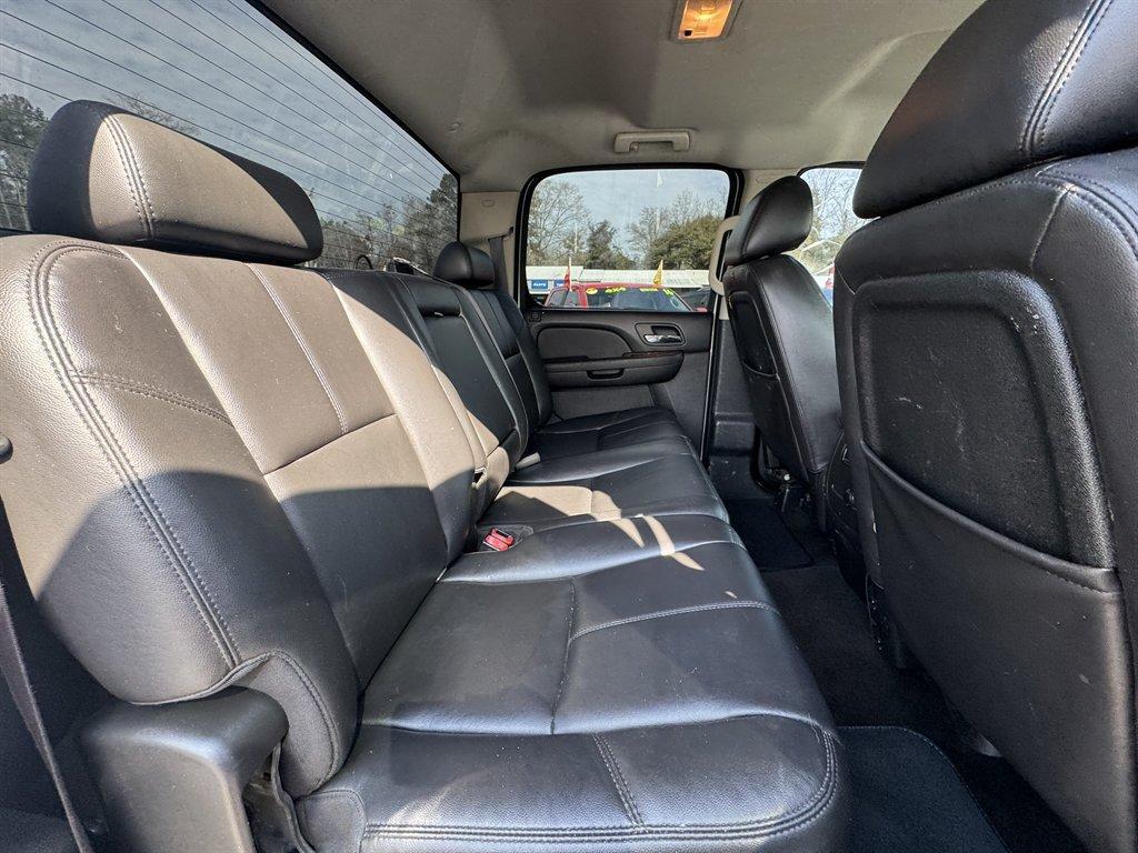 2011 White /Black Chevrolet Silverado 2500 (1GC1KYC85BF) with an 6.6l V8 DI DSL T/C 6.6l engine, Automatic transmission, located at 745 East Steele Rd., West Columbia, SC, 29170, (803) 755-9148, 33.927212, -81.148483 - Photo#21