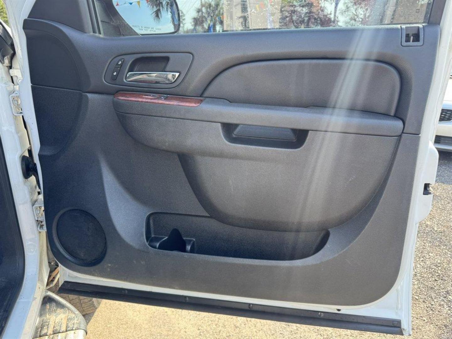 2011 White /Black Chevrolet Silverado 2500 (1GC1KYC85BF) with an 6.6l V8 DI DSL T/C 6.6l engine, Automatic transmission, located at 745 East Steele Rd., West Columbia, SC, 29170, (803) 755-9148, 33.927212, -81.148483 - Photo#22