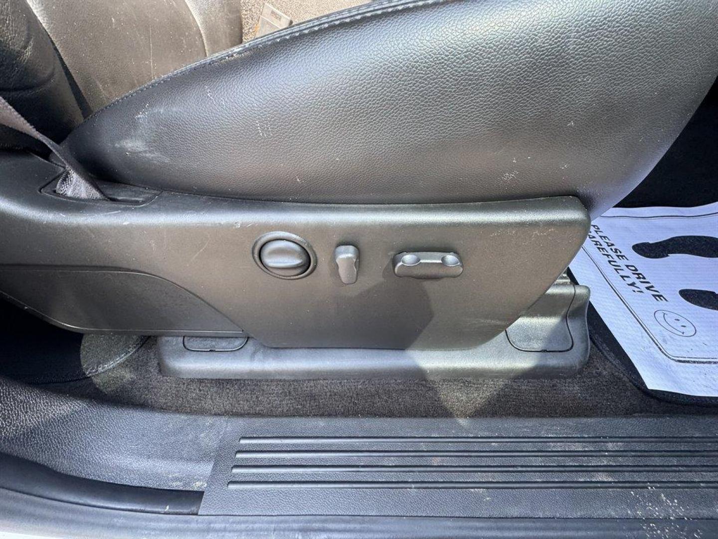 2011 White /Black Chevrolet Silverado 2500 (1GC1KYC85BF) with an 6.6l V8 DI DSL T/C 6.6l engine, Automatic transmission, located at 745 East Steele Rd., West Columbia, SC, 29170, (803) 755-9148, 33.927212, -81.148483 - Photo#24