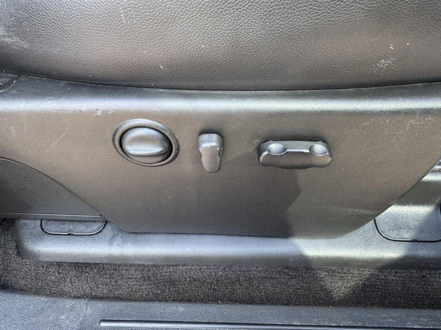 2011 White /Black Chevrolet Silverado 2500 (1GC1KYC85BF) with an 6.6l V8 DI DSL T/C 6.6l engine, Automatic transmission, located at 745 East Steele Rd., West Columbia, SC, 29170, (803) 755-9148, 33.927212, -81.148483 - Photo#25