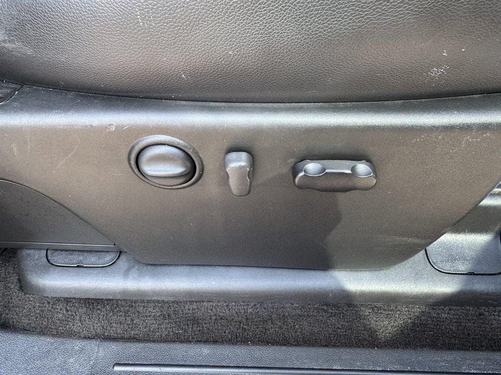 2011 White /Black Chevrolet Silverado 2500 (1GC1KYC85BF) with an 6.6l V8 DI DSL T/C 6.6l engine, Automatic transmission, located at 745 East Steele Rd., West Columbia, SC, 29170, (803) 755-9148, 33.927212, -81.148483 - Photo#25