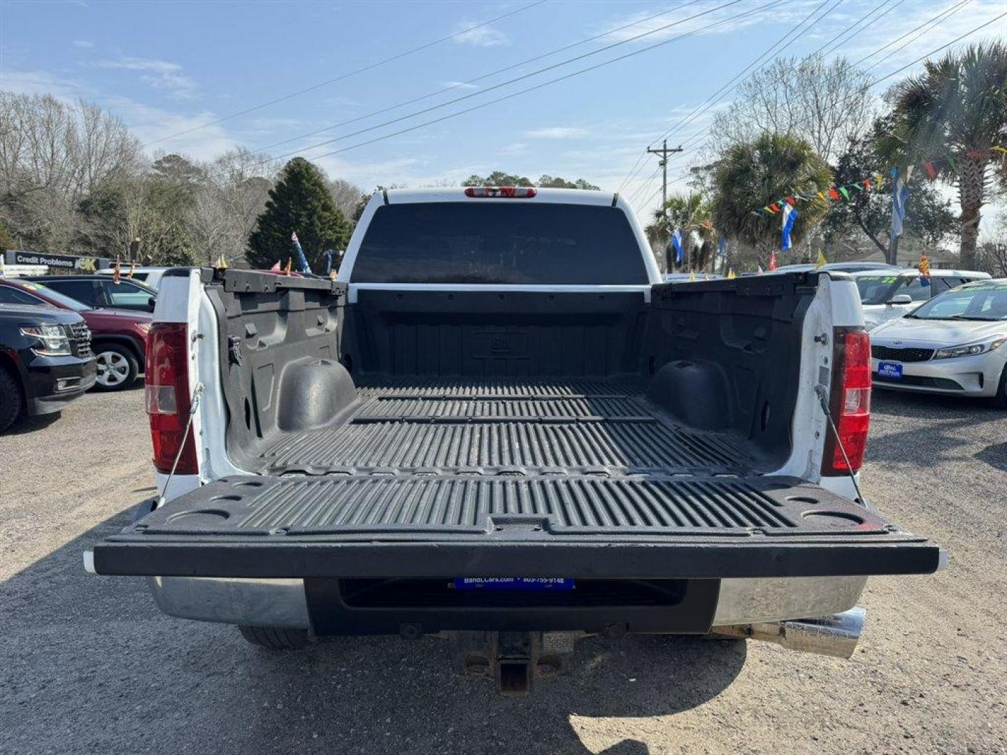 2011 White /Black Chevrolet Silverado 2500 (1GC1KYC85BF) with an 6.6l V8 DI DSL T/C 6.6l engine, Automatic transmission, located at 745 East Steele Rd., West Columbia, SC, 29170, (803) 755-9148, 33.927212, -81.148483 - Photo#26