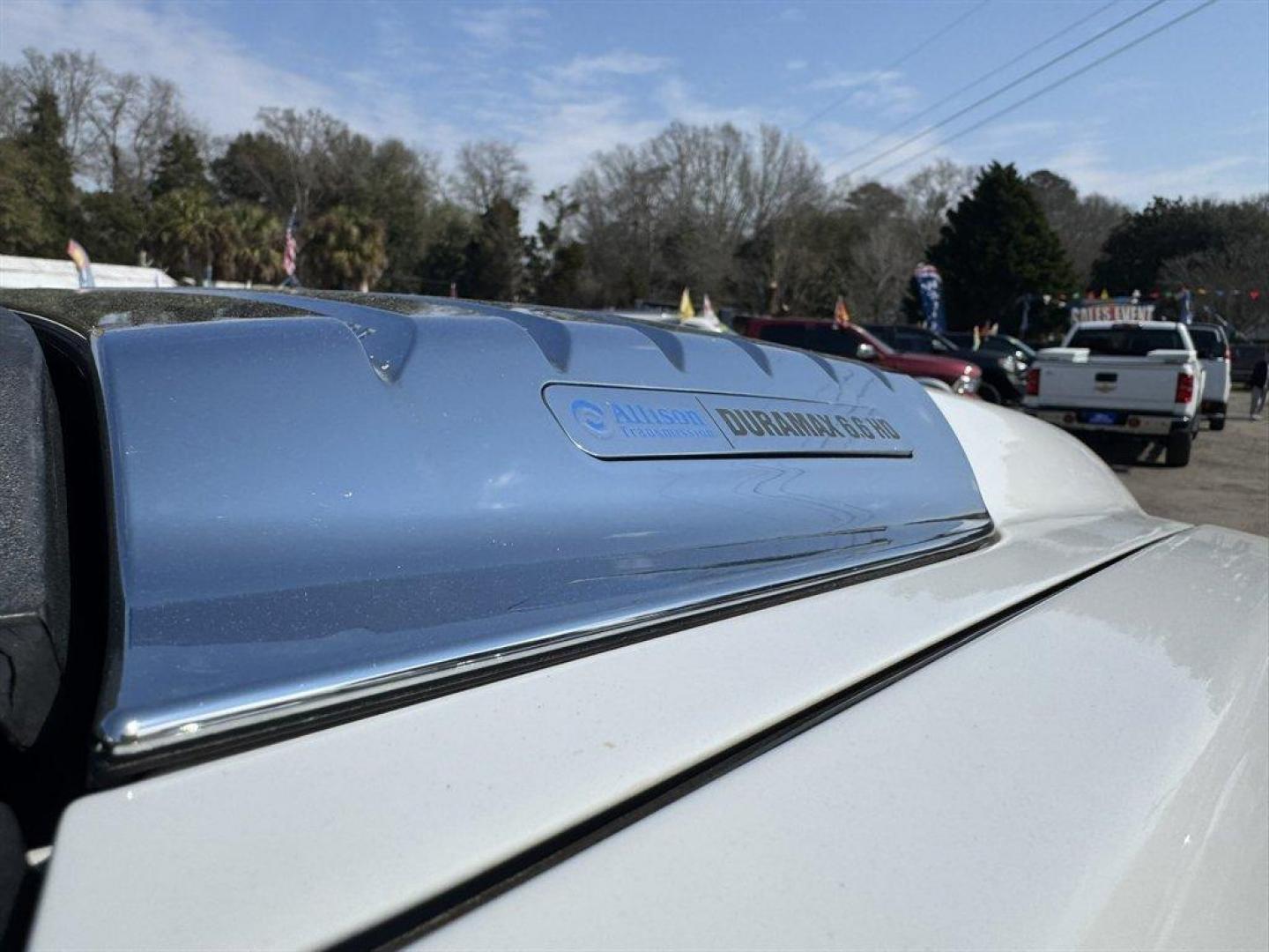 2011 White /Black Chevrolet Silverado 2500 (1GC1KYC85BF) with an 6.6l V8 DI DSL T/C 6.6l engine, Automatic transmission, located at 745 East Steele Rd., West Columbia, SC, 29170, (803) 755-9148, 33.927212, -81.148483 - Photo#27