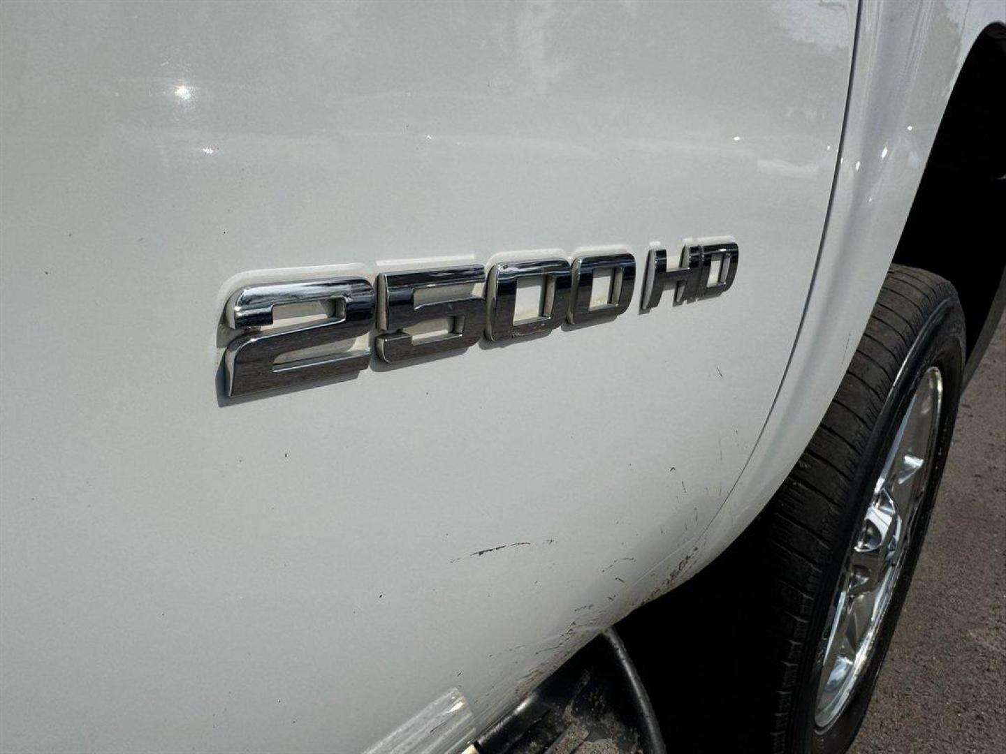 2011 White /Black Chevrolet Silverado 2500 (1GC1KYC85BF) with an 6.6l V8 DI DSL T/C 6.6l engine, Automatic transmission, located at 745 East Steele Rd., West Columbia, SC, 29170, (803) 755-9148, 33.927212, -81.148483 - Photo#28