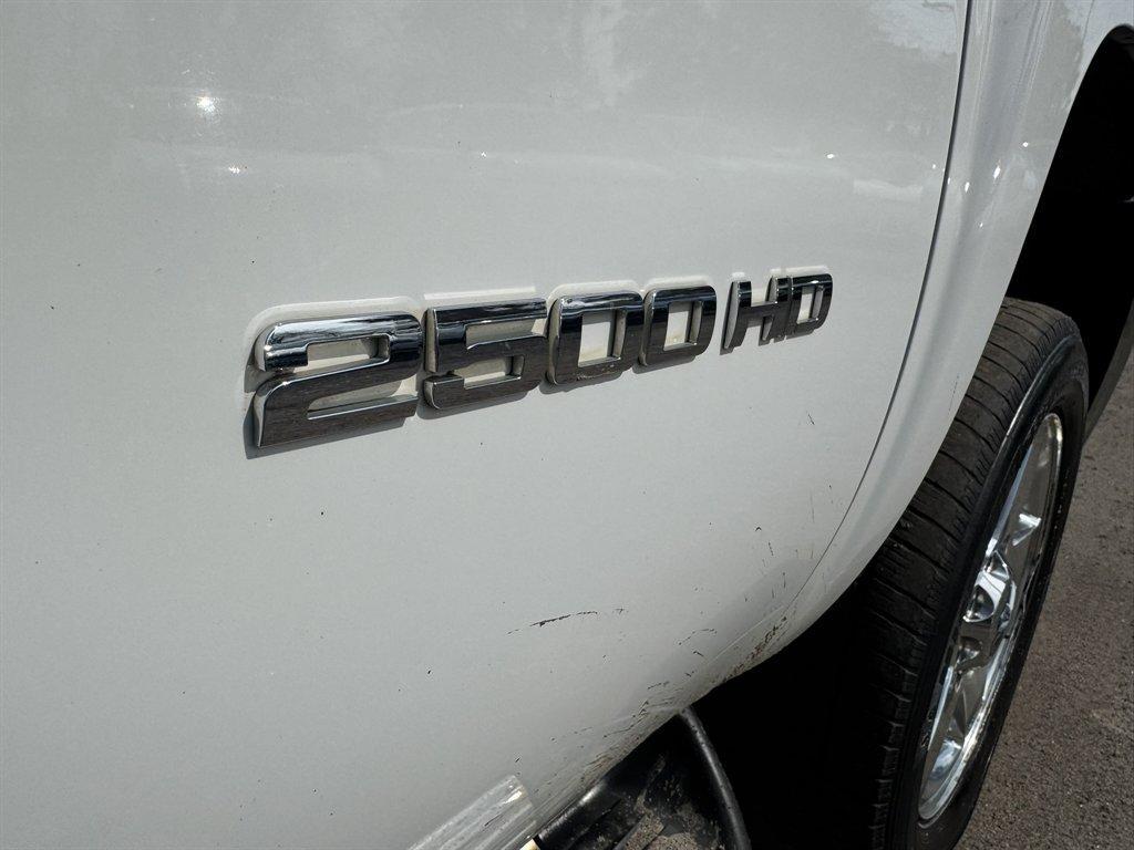 2011 White /Black Chevrolet Silverado 2500 (1GC1KYC85BF) with an 6.6l V8 DI DSL T/C 6.6l engine, Automatic transmission, located at 745 East Steele Rd., West Columbia, SC, 29170, (803) 755-9148, 33.927212, -81.148483 - Photo#28