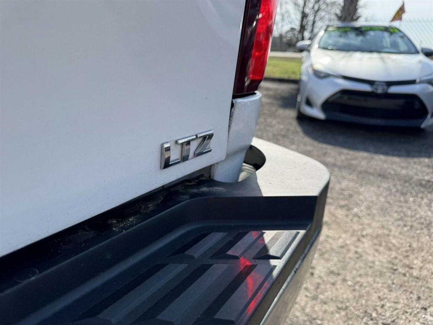 2011 White /Black Chevrolet Silverado 2500 (1GC1KYC85BF) with an 6.6l V8 DI DSL T/C 6.6l engine, Automatic transmission, located at 745 East Steele Rd., West Columbia, SC, 29170, (803) 755-9148, 33.927212, -81.148483 - Photo#29