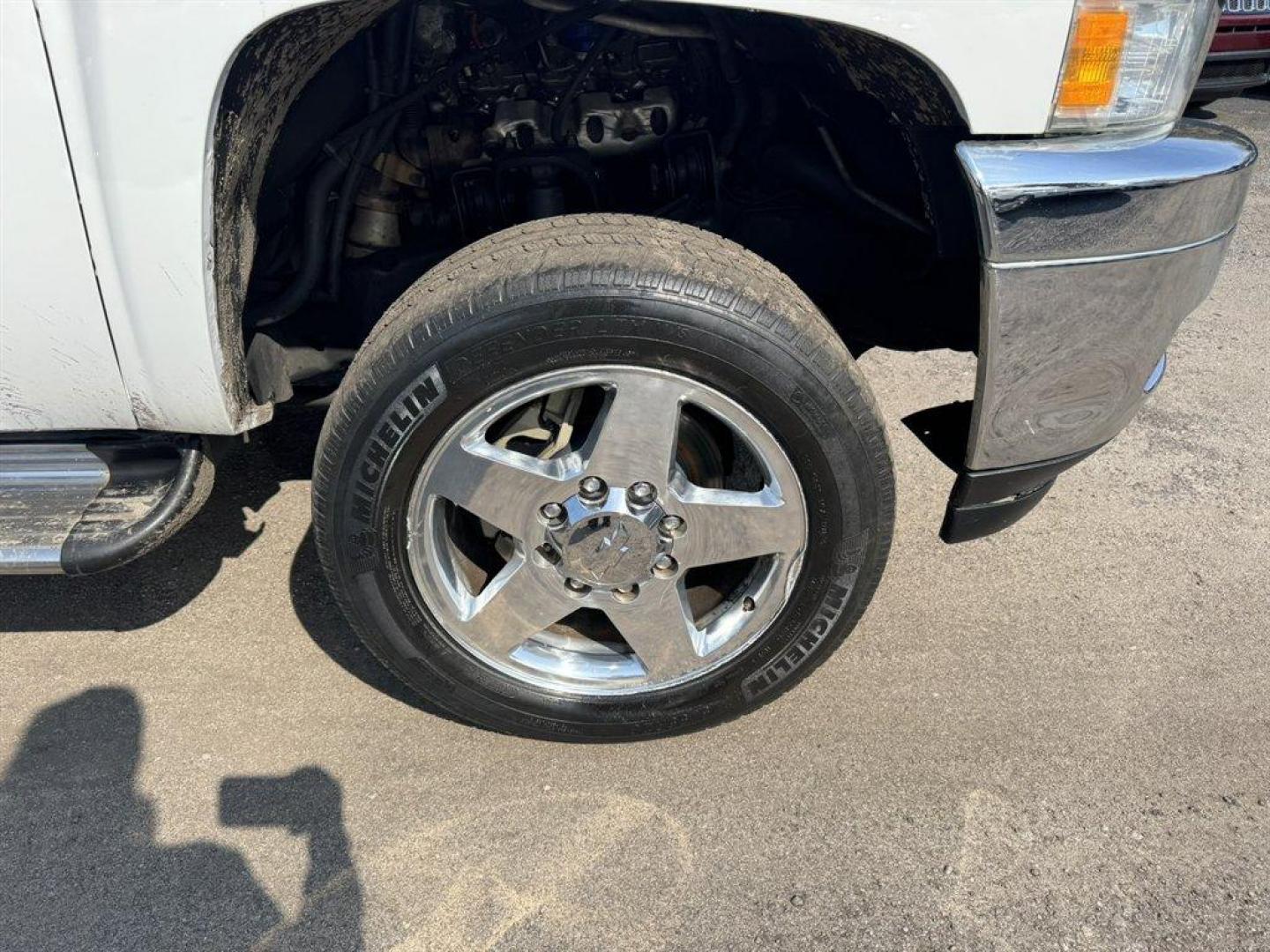 2011 White /Black Chevrolet Silverado 2500 (1GC1KYC85BF) with an 6.6l V8 DI DSL T/C 6.6l engine, Automatic transmission, located at 745 East Steele Rd., West Columbia, SC, 29170, (803) 755-9148, 33.927212, -81.148483 - Photo#30