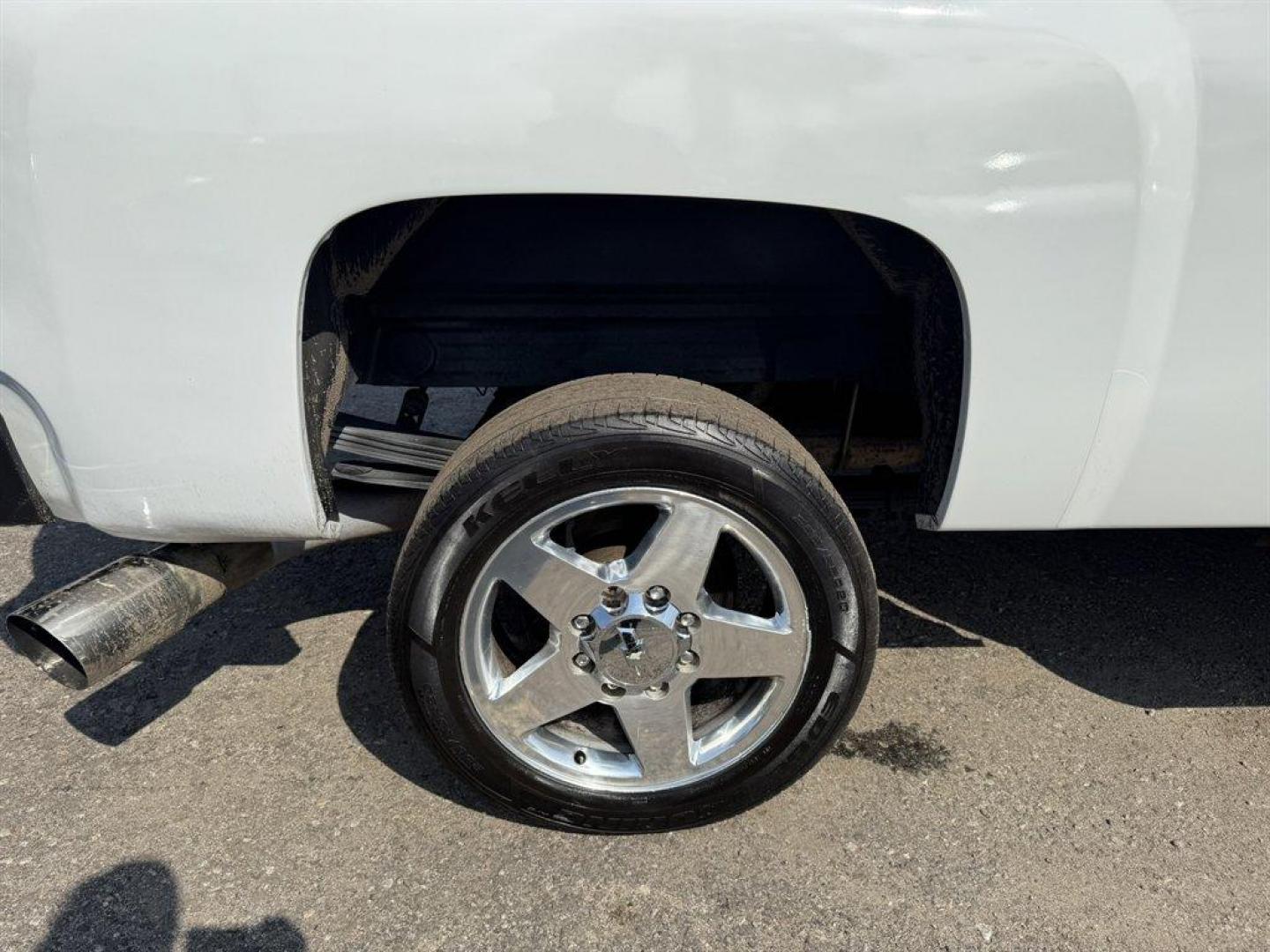 2011 White /Black Chevrolet Silverado 2500 (1GC1KYC85BF) with an 6.6l V8 DI DSL T/C 6.6l engine, Automatic transmission, located at 745 East Steele Rd., West Columbia, SC, 29170, (803) 755-9148, 33.927212, -81.148483 - Photo#31