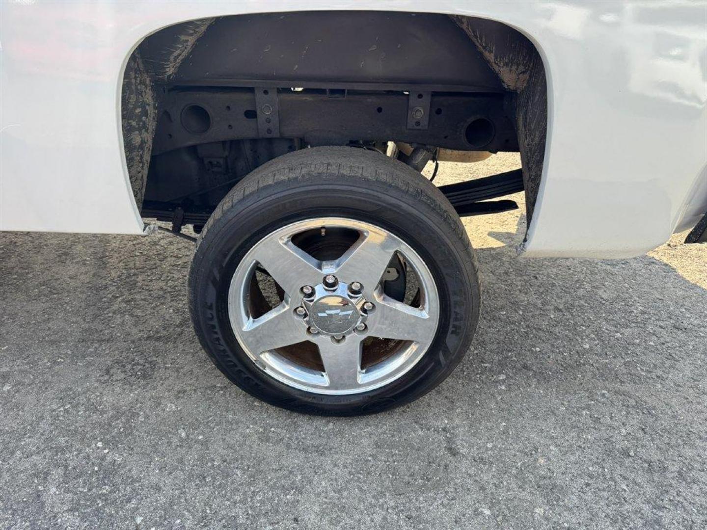 2011 White /Black Chevrolet Silverado 2500 (1GC1KYC85BF) with an 6.6l V8 DI DSL T/C 6.6l engine, Automatic transmission, located at 745 East Steele Rd., West Columbia, SC, 29170, (803) 755-9148, 33.927212, -81.148483 - Photo#32