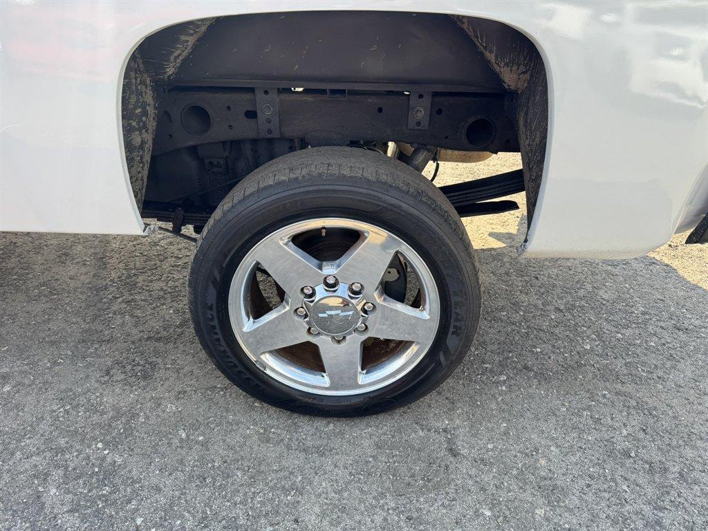 2011 White /Black Chevrolet Silverado 2500 (1GC1KYC85BF) with an 6.6l V8 DI DSL T/C 6.6l engine, Automatic transmission, located at 745 East Steele Rd., West Columbia, SC, 29170, (803) 755-9148, 33.927212, -81.148483 - Photo#32