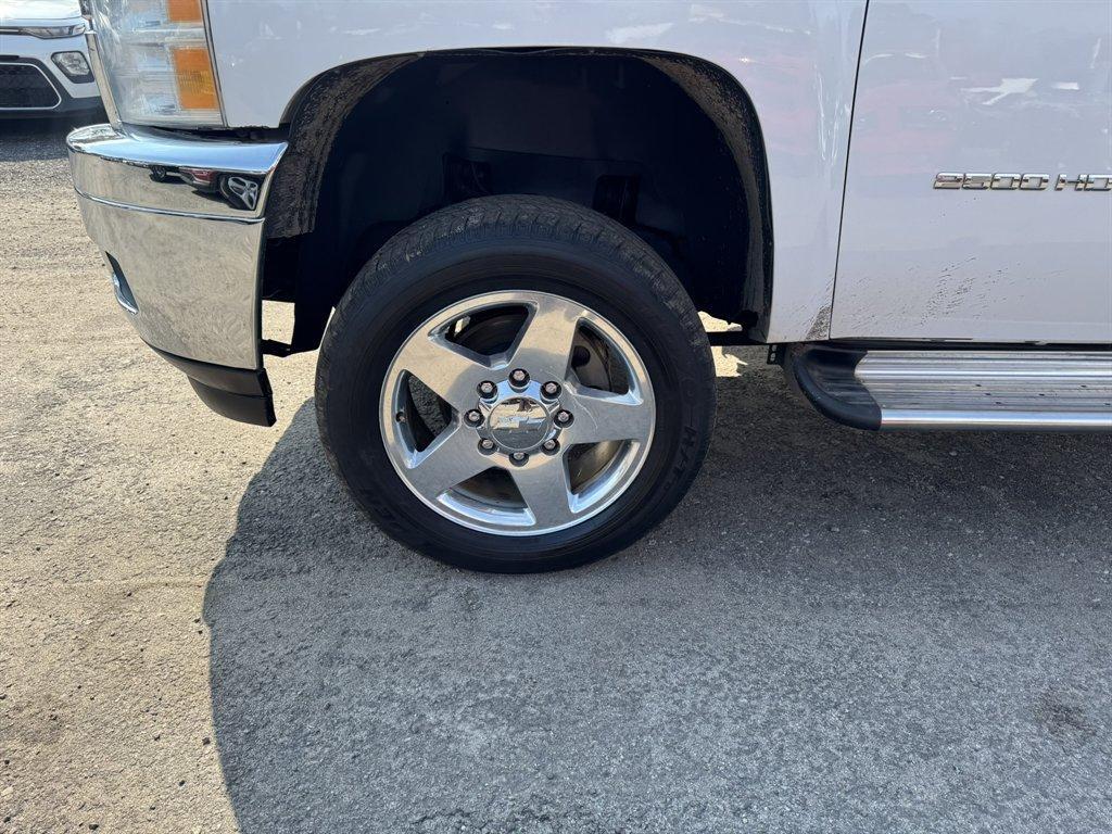 2011 White /Black Chevrolet Silverado 2500 (1GC1KYC85BF) with an 6.6l V8 DI DSL T/C 6.6l engine, Automatic transmission, located at 745 East Steele Rd., West Columbia, SC, 29170, (803) 755-9148, 33.927212, -81.148483 - Photo#33