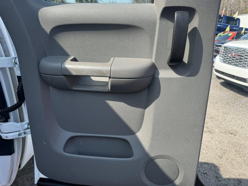 2011 White /Grey Chevrolet Silverado 2500 (1GC2KVCG7BZ) with an 6.0l V8 SFI 6.0l engine, Automatic transmission, located at 745 East Steele Rd., West Columbia, SC, 29170, (803) 755-9148, 33.927212, -81.148483 - Photo#15