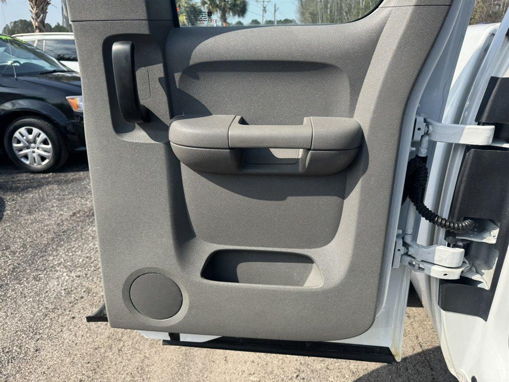 2011 White /Grey Chevrolet Silverado 2500 (1GC2KVCG7BZ) with an 6.0l V8 SFI 6.0l engine, Automatic transmission, located at 745 East Steele Rd., West Columbia, SC, 29170, (803) 755-9148, 33.927212, -81.148483 - Photo#17