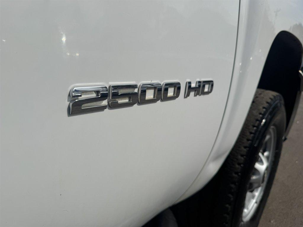 2011 White /Grey Chevrolet Silverado 2500 (1GC2KVCG7BZ) with an 6.0l V8 SFI 6.0l engine, Automatic transmission, located at 745 East Steele Rd., West Columbia, SC, 29170, (803) 755-9148, 33.927212, -81.148483 - Photo#23