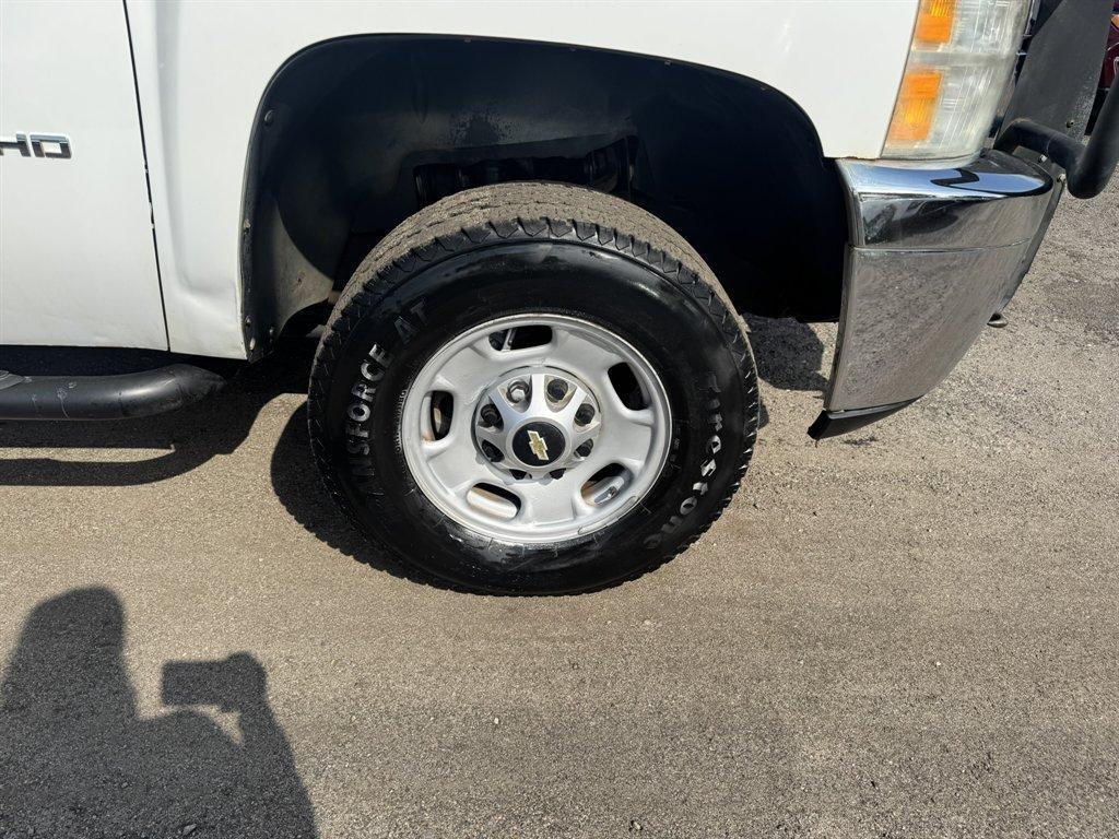 2011 White /Grey Chevrolet Silverado 2500 (1GC2KVCG7BZ) with an 6.0l V8 SFI 6.0l engine, Automatic transmission, located at 745 East Steele Rd., West Columbia, SC, 29170, (803) 755-9148, 33.927212, -81.148483 - Photo#24