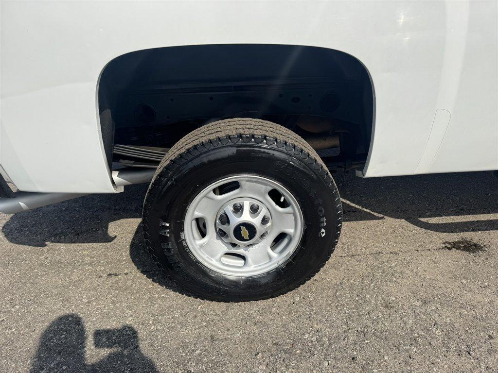 2011 White /Grey Chevrolet Silverado 2500 (1GC2KVCG7BZ) with an 6.0l V8 SFI 6.0l engine, Automatic transmission, located at 745 East Steele Rd., West Columbia, SC, 29170, (803) 755-9148, 33.927212, -81.148483 - Photo#25