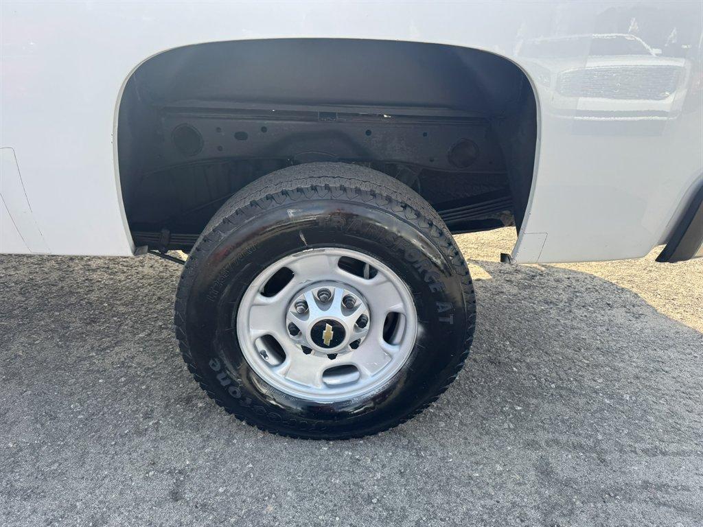 2011 White /Grey Chevrolet Silverado 2500 (1GC2KVCG7BZ) with an 6.0l V8 SFI 6.0l engine, Automatic transmission, located at 745 East Steele Rd., West Columbia, SC, 29170, (803) 755-9148, 33.927212, -81.148483 - Photo#26