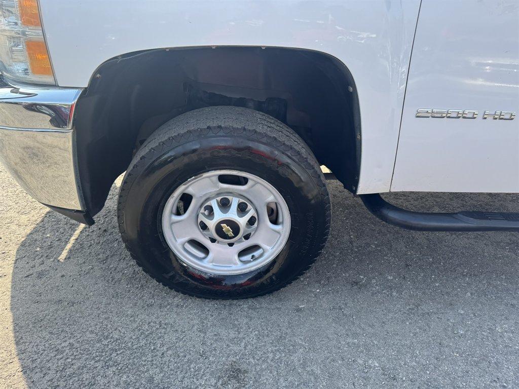 2011 White /Grey Chevrolet Silverado 2500 (1GC2KVCG7BZ) with an 6.0l V8 SFI 6.0l engine, Automatic transmission, located at 745 East Steele Rd., West Columbia, SC, 29170, (803) 755-9148, 33.927212, -81.148483 - Photo#27