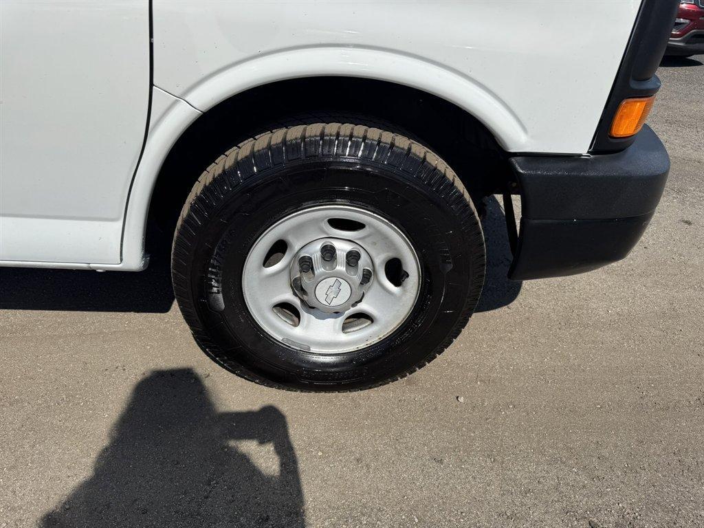 2011 White /Grey Chevrolet G2500 Vans (1GCWGFCG2B1) with an 6.0l V8 SFI OHV Flex 6.0l engine, Automatic transmission, located at 745 East Steele Rd., West Columbia, SC, 29170, (803) 755-9148, 33.927212, -81.148483 - Photo#28