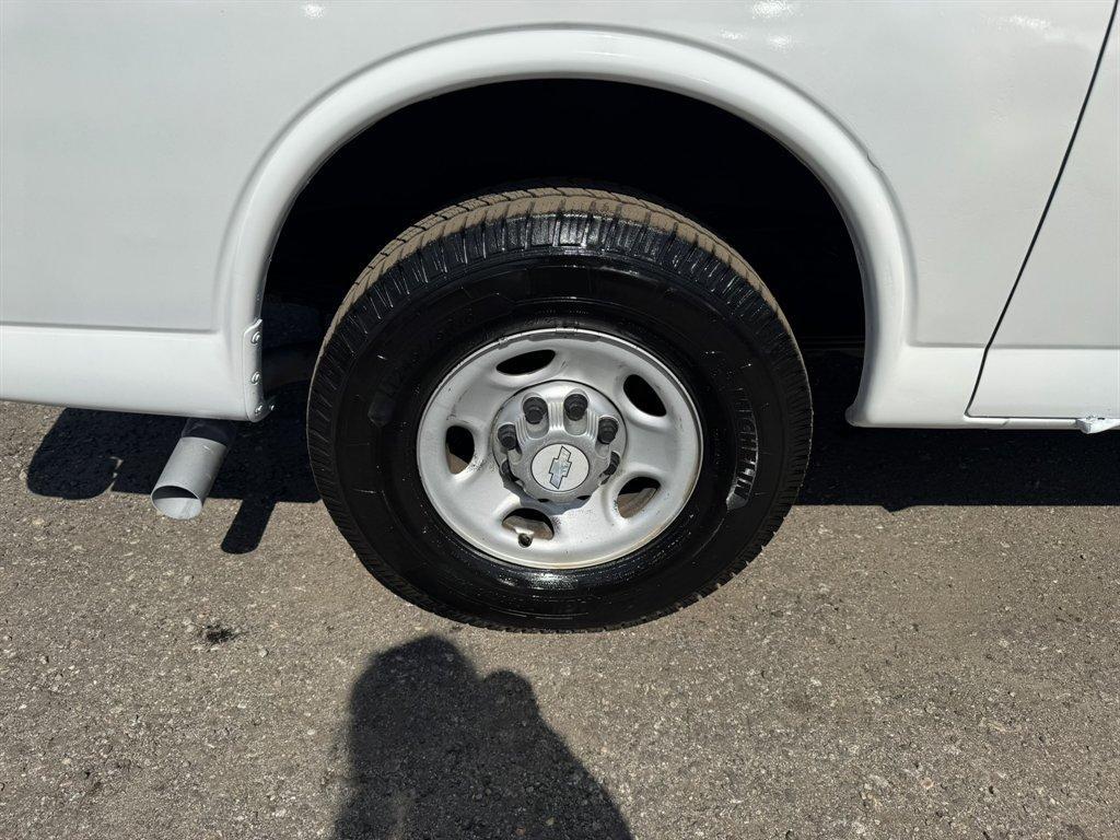 2011 White /Grey Chevrolet G2500 Vans (1GCWGFCG2B1) with an 6.0l V8 SFI OHV Flex 6.0l engine, Automatic transmission, located at 745 East Steele Rd., West Columbia, SC, 29170, (803) 755-9148, 33.927212, -81.148483 - Photo#29