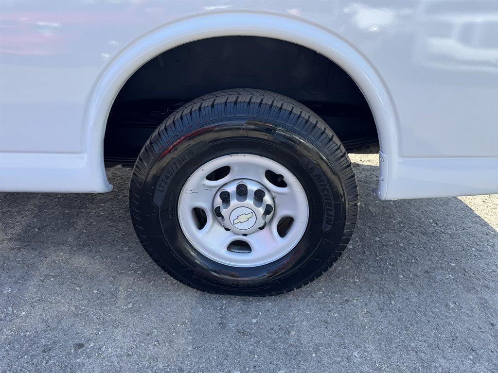 2011 White /Grey Chevrolet G2500 Vans (1GCWGFCG2B1) with an 6.0l V8 SFI OHV Flex 6.0l engine, Automatic transmission, located at 745 East Steele Rd., West Columbia, SC, 29170, (803) 755-9148, 33.927212, -81.148483 - Photo#30