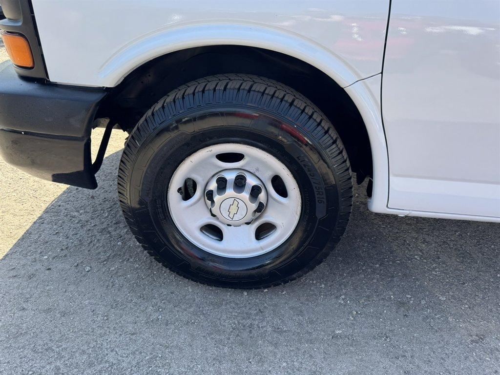 2011 White /Grey Chevrolet G2500 Vans (1GCWGFCG2B1) with an 6.0l V8 SFI OHV Flex 6.0l engine, Automatic transmission, located at 745 East Steele Rd., West Columbia, SC, 29170, (803) 755-9148, 33.927212, -81.148483 - Photo#31