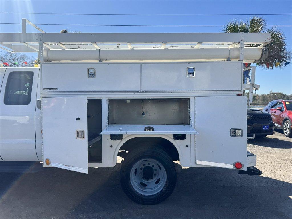 2012 White /Grey Ford F-550 (1FD0X5HT5CE) , Automatic transmission, located at 745 East Steele Rd., West Columbia, SC, 29170, (803) 755-9148, 33.927212, -81.148483 - Photo#25