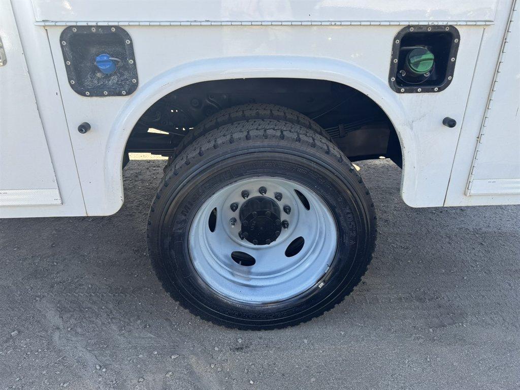 2012 White /Grey Ford F-550 (1FD0X5HT5CE) , Automatic transmission, located at 745 East Steele Rd., West Columbia, SC, 29170, (803) 755-9148, 33.927212, -81.148483 - Photo#31