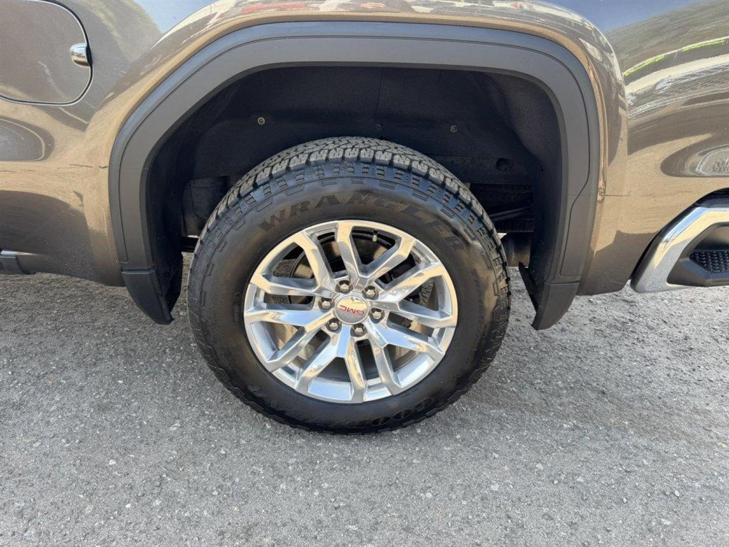 2020 Grey /Black GMC Sierra 1500 (1GTU9DEL1LZ) with an 6.2l V8 DI DYN Fuel Mgmt engine, Automatic transmission, located at 745 East Steele Rd., West Columbia, SC, 29170, (803) 755-9148, 33.927212, -81.148483- Photo#37