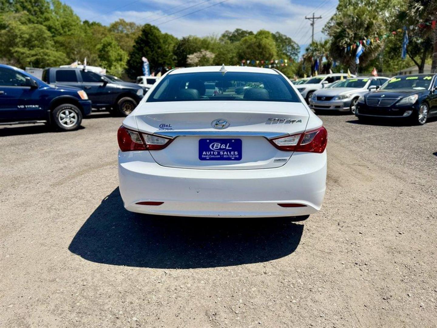 2013 White /Black Hyundai Sonata (5NPEC4AC6DH) with an 2.4l I-4 DI Dohc 2.4l engine, Automatic transmission, located at 745 East Steele Rd., West Columbia, SC, 29170, (803) 755-9148, 33.927212, -81.148483 - Photo#4