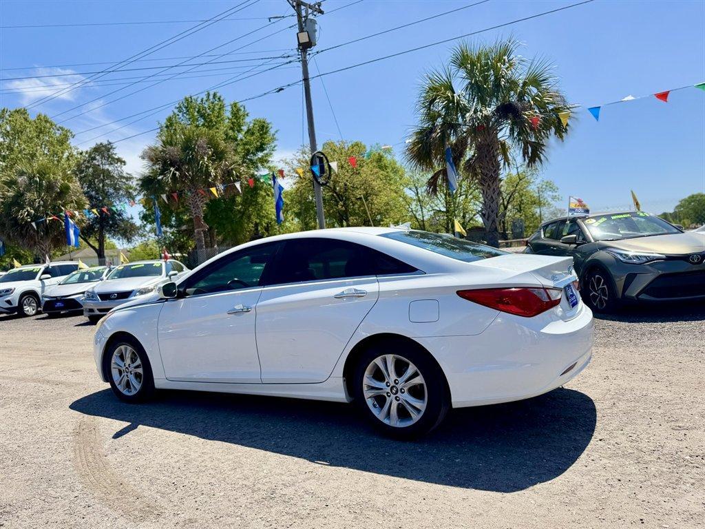 2013 White /Black Hyundai Sonata (5NPEC4AC6DH) with an 2.4l I-4 DI Dohc 2.4l engine, Automatic transmission, located at 745 East Steele Rd., West Columbia, SC, 29170, (803) 755-9148, 33.927212, -81.148483 - Photo#5