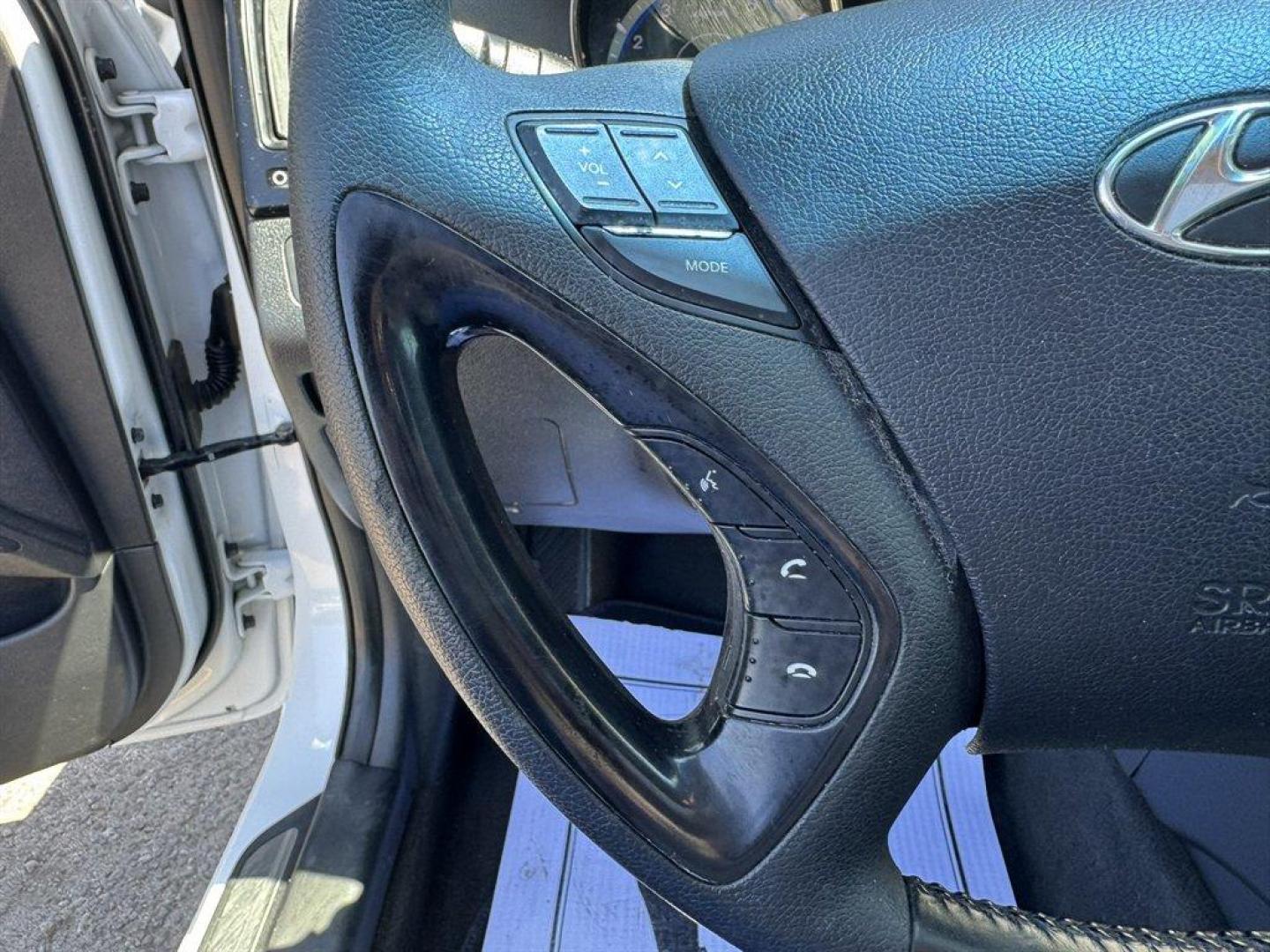 2013 White /Black Hyundai Sonata (5NPEC4AC6DH) with an 2.4l I-4 DI Dohc 2.4l engine, Automatic transmission, located at 745 East Steele Rd., West Columbia, SC, 29170, (803) 755-9148, 33.927212, -81.148483 - Photo#8