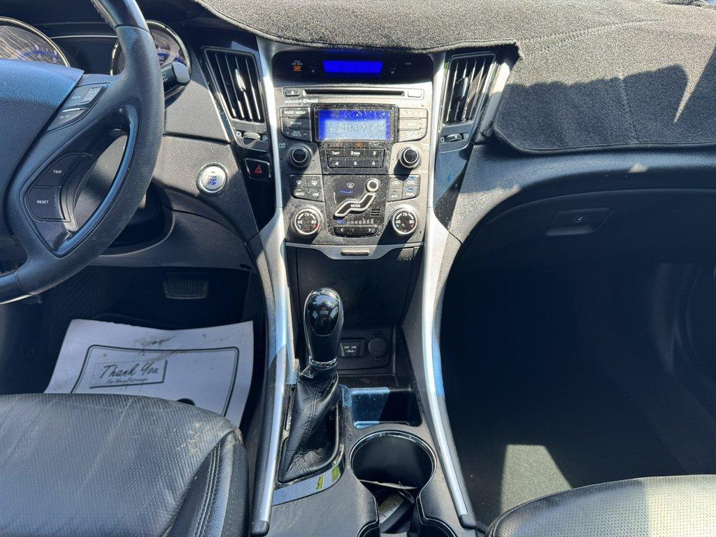 2013 White /Black Hyundai Sonata (5NPEC4AC6DH) with an 2.4l I-4 DI Dohc 2.4l engine, Automatic transmission, located at 745 East Steele Rd., West Columbia, SC, 29170, (803) 755-9148, 33.927212, -81.148483 - Photo#11
