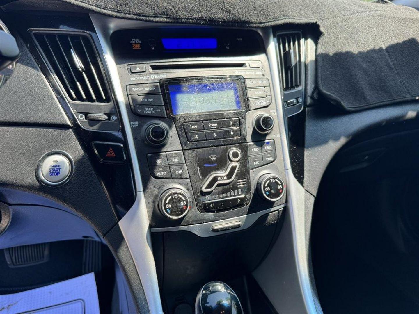 2013 White /Black Hyundai Sonata (5NPEC4AC6DH) with an 2.4l I-4 DI Dohc 2.4l engine, Automatic transmission, located at 745 East Steele Rd., West Columbia, SC, 29170, (803) 755-9148, 33.927212, -81.148483 - Photo#12