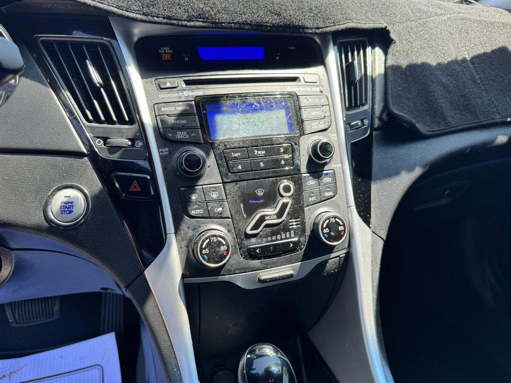 2013 White /Black Hyundai Sonata (5NPEC4AC6DH) with an 2.4l I-4 DI Dohc 2.4l engine, Automatic transmission, located at 745 East Steele Rd., West Columbia, SC, 29170, (803) 755-9148, 33.927212, -81.148483 - Photo#12