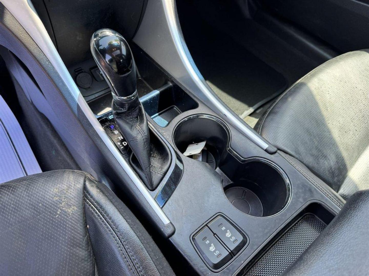 2013 White /Black Hyundai Sonata (5NPEC4AC6DH) with an 2.4l I-4 DI Dohc 2.4l engine, Automatic transmission, located at 745 East Steele Rd., West Columbia, SC, 29170, (803) 755-9148, 33.927212, -81.148483 - Photo#13