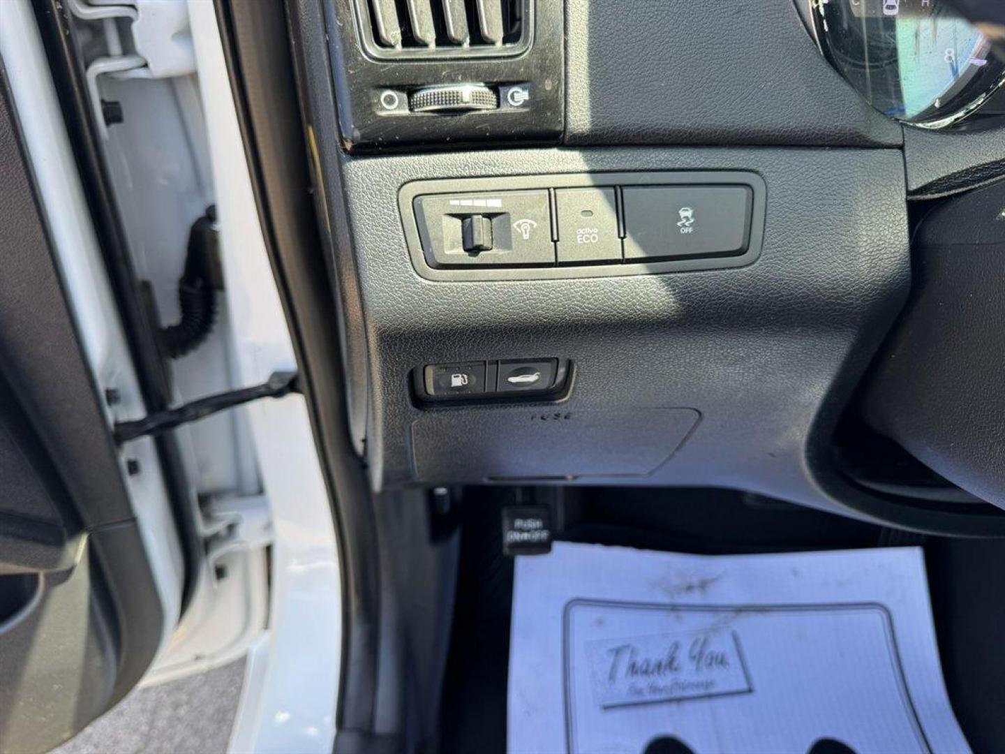 2013 White /Black Hyundai Sonata (5NPEC4AC6DH) with an 2.4l I-4 DI Dohc 2.4l engine, Automatic transmission, located at 745 East Steele Rd., West Columbia, SC, 29170, (803) 755-9148, 33.927212, -81.148483 - Photo#16