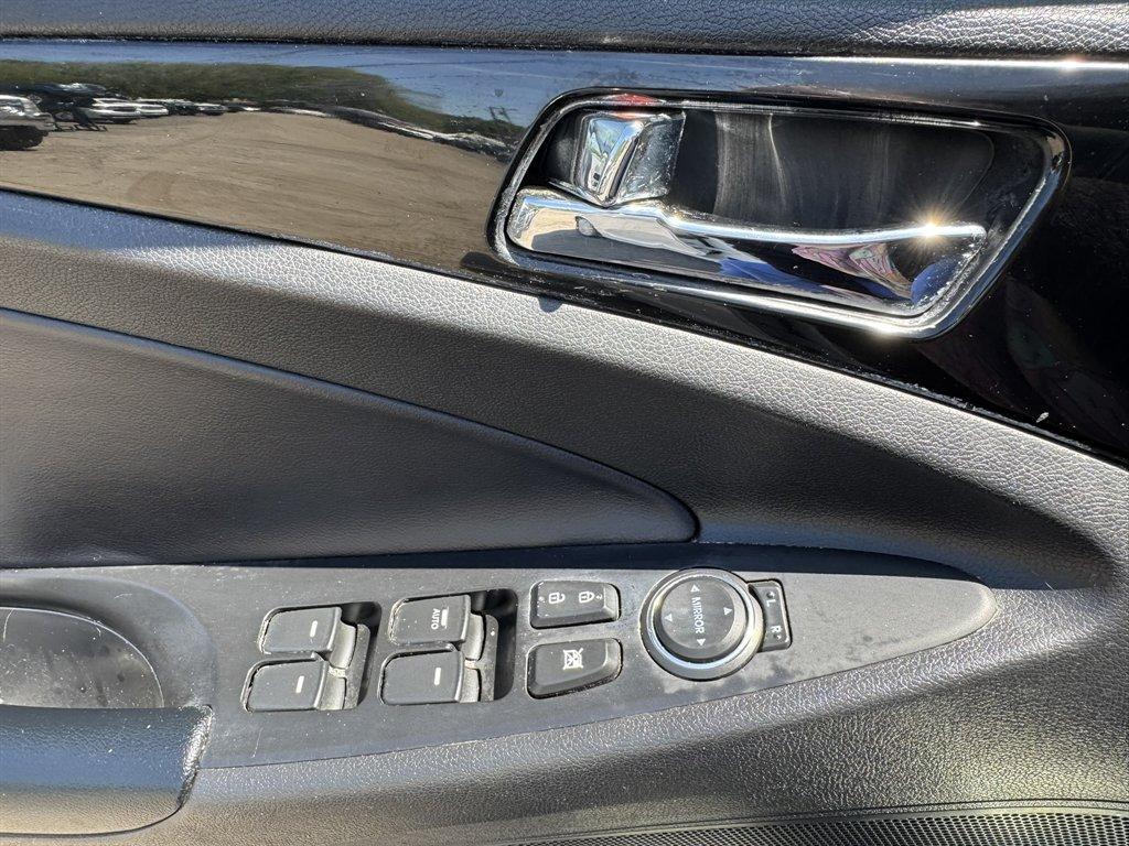 2013 White /Black Hyundai Sonata (5NPEC4AC6DH) with an 2.4l I-4 DI Dohc 2.4l engine, Automatic transmission, located at 745 East Steele Rd., West Columbia, SC, 29170, (803) 755-9148, 33.927212, -81.148483 - Photo#18