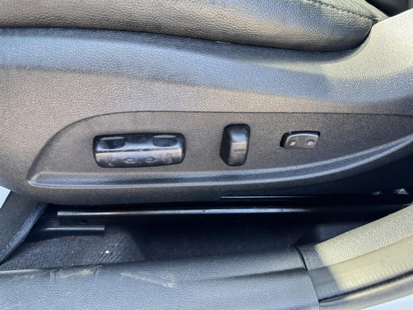 2013 White /Black Hyundai Sonata (5NPEC4AC6DH) with an 2.4l I-4 DI Dohc 2.4l engine, Automatic transmission, located at 745 East Steele Rd., West Columbia, SC, 29170, (803) 755-9148, 33.927212, -81.148483 - Photo#20