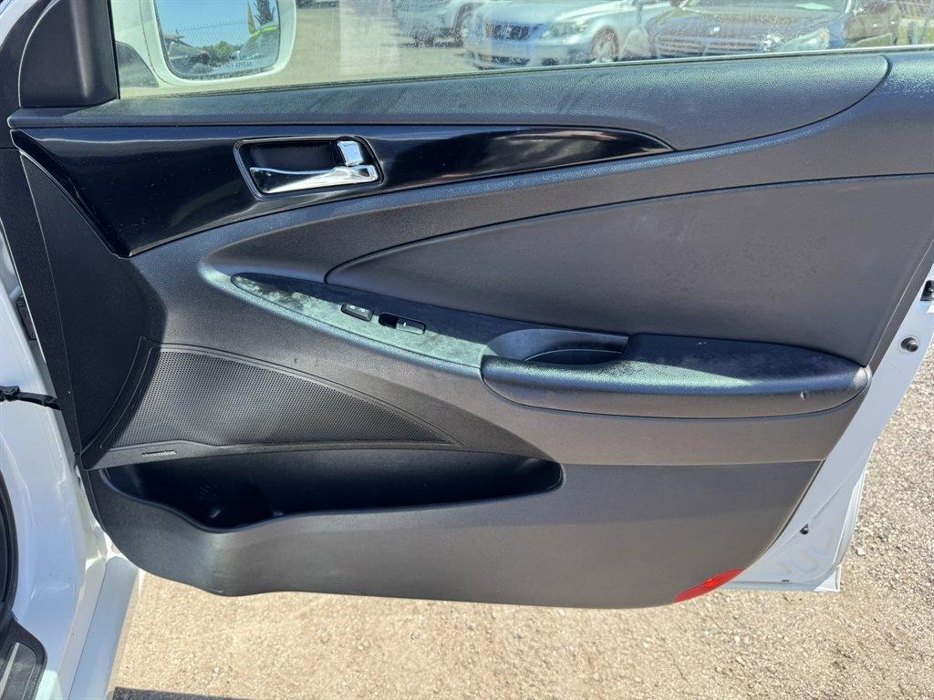 2013 White /Black Hyundai Sonata (5NPEC4AC6DH) with an 2.4l I-4 DI Dohc 2.4l engine, Automatic transmission, located at 745 East Steele Rd., West Columbia, SC, 29170, (803) 755-9148, 33.927212, -81.148483 - Photo#25
