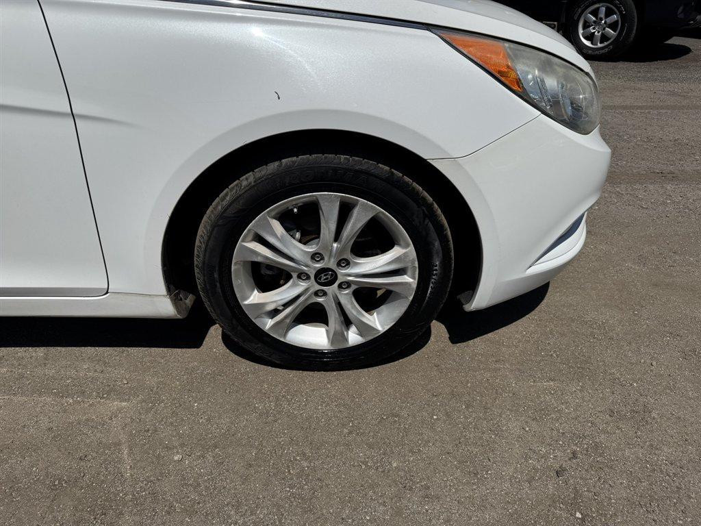 2013 White /Black Hyundai Sonata (5NPEC4AC6DH) with an 2.4l I-4 DI Dohc 2.4l engine, Automatic transmission, located at 745 East Steele Rd., West Columbia, SC, 29170, (803) 755-9148, 33.927212, -81.148483 - Photo#28