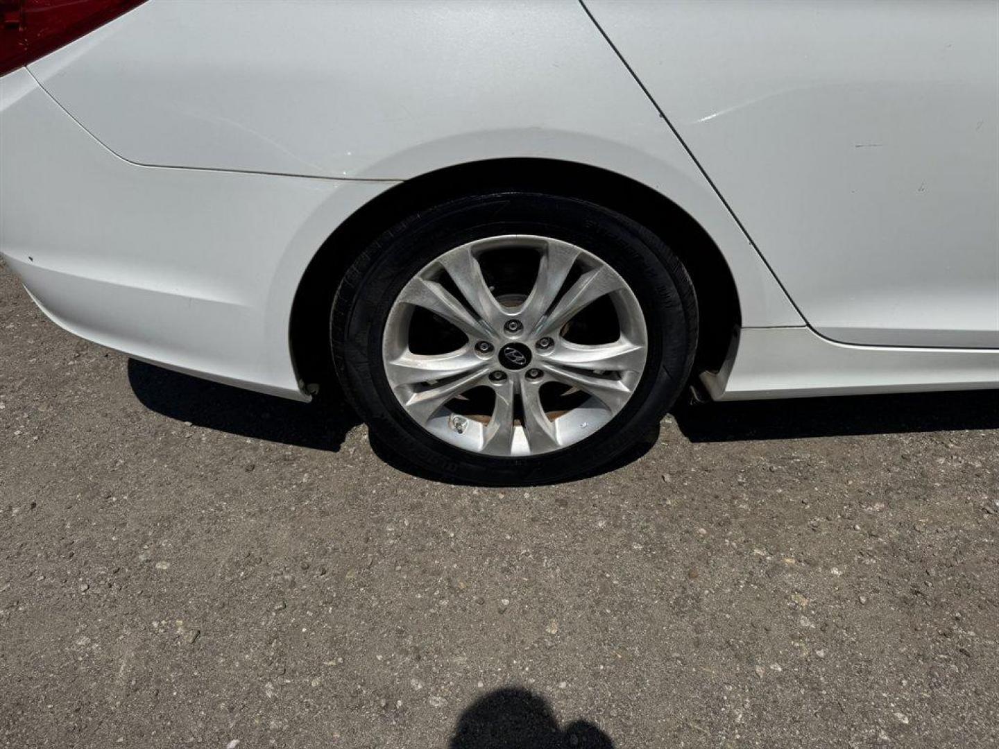 2013 White /Black Hyundai Sonata (5NPEC4AC6DH) with an 2.4l I-4 DI Dohc 2.4l engine, Automatic transmission, located at 745 East Steele Rd., West Columbia, SC, 29170, (803) 755-9148, 33.927212, -81.148483 - Photo#29