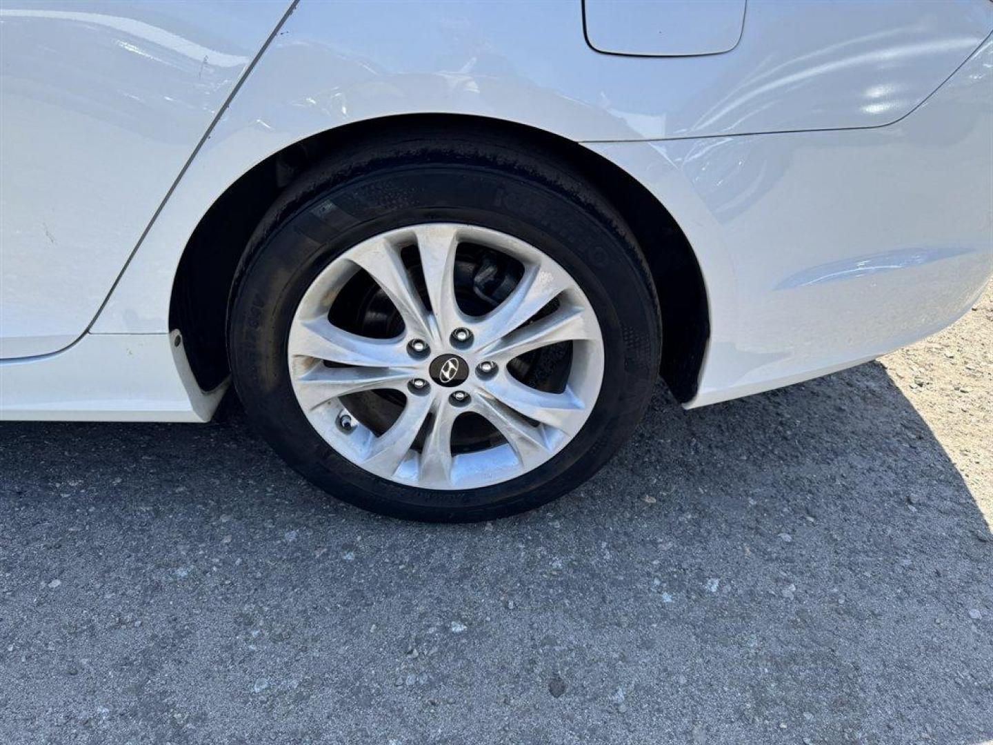 2013 White /Black Hyundai Sonata (5NPEC4AC6DH) with an 2.4l I-4 DI Dohc 2.4l engine, Automatic transmission, located at 745 East Steele Rd., West Columbia, SC, 29170, (803) 755-9148, 33.927212, -81.148483 - Photo#30