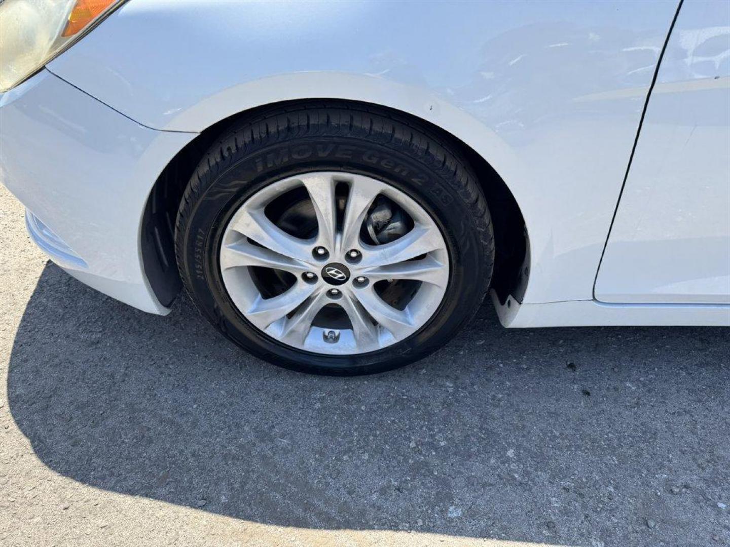 2013 White /Black Hyundai Sonata (5NPEC4AC6DH) with an 2.4l I-4 DI Dohc 2.4l engine, Automatic transmission, located at 745 East Steele Rd., West Columbia, SC, 29170, (803) 755-9148, 33.927212, -81.148483 - Photo#31