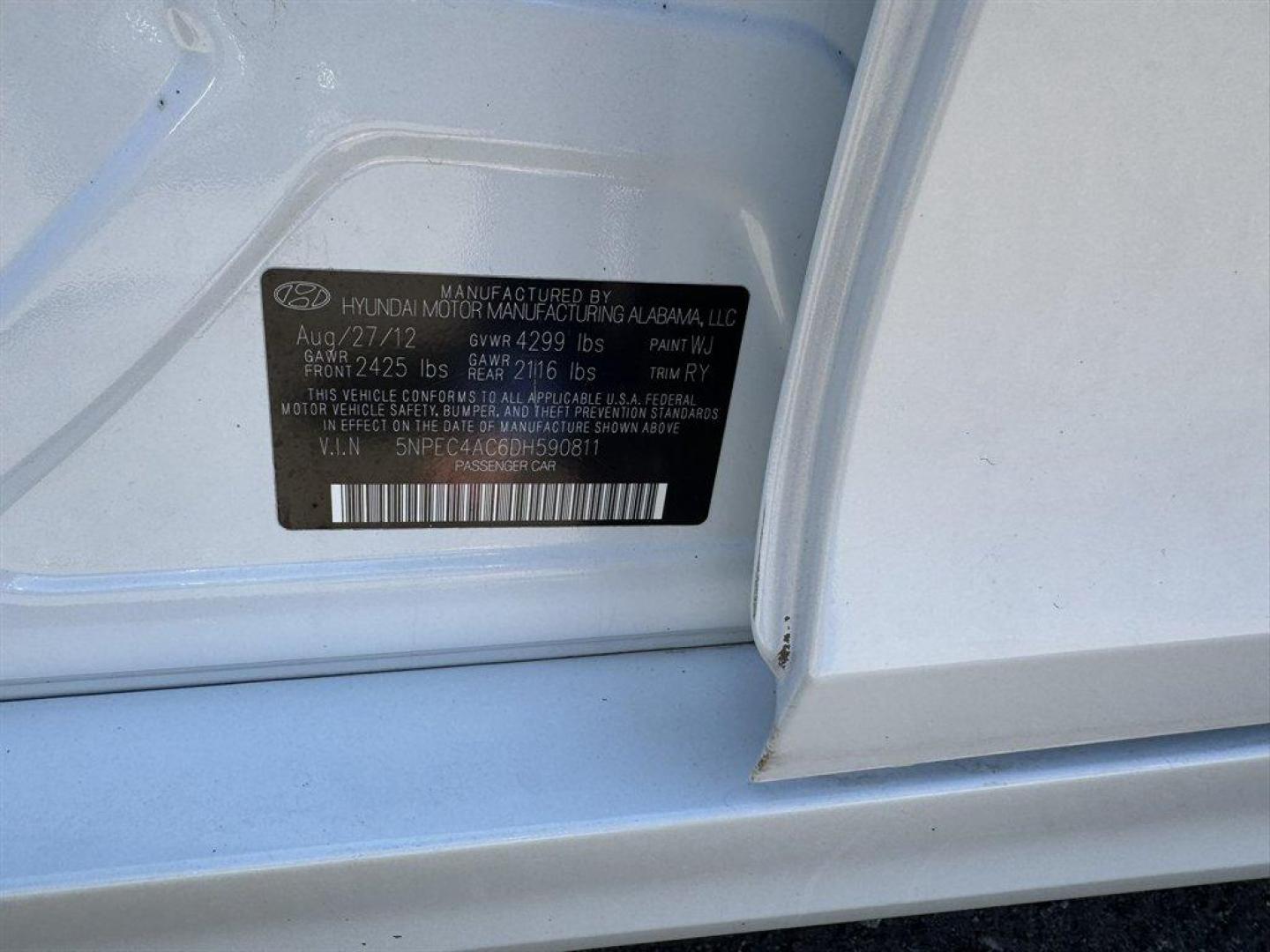 2013 White /Black Hyundai Sonata (5NPEC4AC6DH) with an 2.4l I-4 DI Dohc 2.4l engine, Automatic transmission, located at 745 East Steele Rd., West Columbia, SC, 29170, (803) 755-9148, 33.927212, -81.148483 - Photo#32